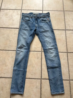 Selvedge jeans från replay - Säljer ett par blå slim fit jeans från replay. Det är selvedge jeans som man ser på bild 3. Modellen heter masig och storleken är 32/34. I otroligt bra skick!!⭐️