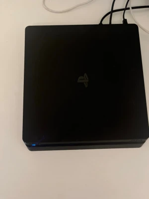 PlayStation 4 Slim svart spelkonsol - PlayStation till salu – 850 kr (pris kan diskuteras vid snabb affär)  Säljer min PlayStation i mycket bra skick. Konsolen fungerar helt perfekt och är redo att användas direkt.  🎮 Ingår: • PlayStation-konsol • Alla nödvändiga kablar • Handkontroll kan följa med om så önskas (fungerar helt perfekt)  🚚 Frakt: Frakt går bra, köparen står för fraktkostnaden. Kan även hämtas enligt överenskommelse.  💰 Pris: 2 500 kr Kan sänkas vid snabb och smidig affär.  Först till kvarn. Hör av dig vid frågor ell
