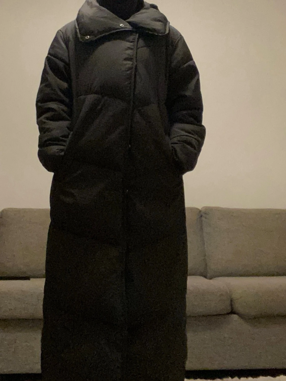 Lång svart dunjacka med hög krage - 2