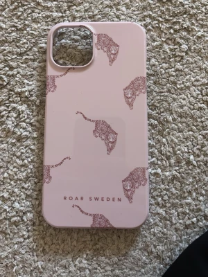 Mobilskal - Snyggt rosa mobilskal från Roar Sweden med leopardmönster i rosa. Passa till allt💕💕 skriv om ni har fler frågor! Mobilskalet är ej använt💕