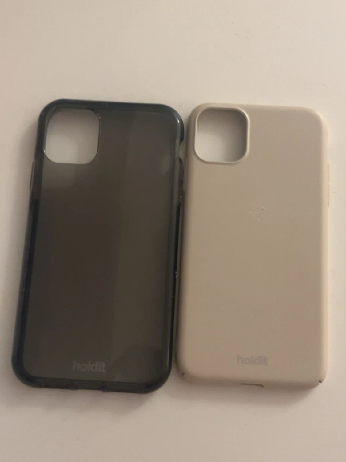 Två iphone 11 mobilskal från Holdit