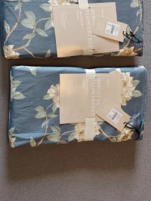 Birgitta Flowertree påslakanset blå från  HEMTEX  - Snyggt påslakanset i blått med blommigt mönster från Birgitta Flowertree. Setet är gjort i mjuk och lyxig bomullssatin och innehåller ett örngott och ett påslakan. Perfekt för att ge sovrummet en fräsch och stilren känsla. 650:- för både 