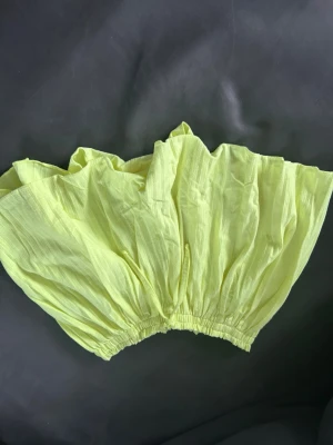 Ljusgula flowy shorts från Zara - Säljer ett par ljusgula shorts från Zara med bred resår i midjan. Shortsen har en luftig och flowy passform, perfekta för sommaren. Materialet är tunt och känns svalt, vilket gör dem riktigt sköna under varma dagar.