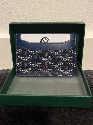 Korthållare mörkblå - Mörkblå korthållare, aldrig använd. Hör av er vid frågor!