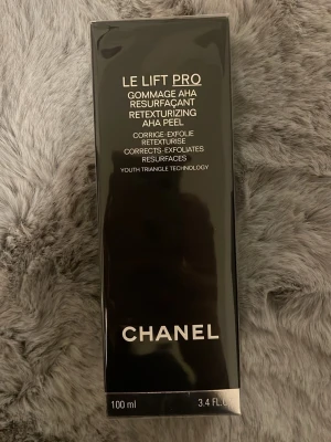 Chanel Le Lift Pro AHA Peel 100ml - Chanel Le Lift Pro Gommage AHA Resurfaçant är en exklusiv ansiktspeeling med AHA-syra som korrigerar, exfolierar och återstrukturerar huden. 100ml