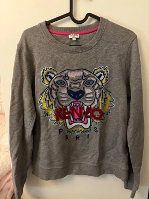 Grå Kenzo sweatshirt med tigertryck - Grå sweatshirt från Kenzo, mycket bra skick!