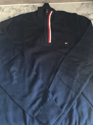 Tommy Hilfiger Halfzip - Tommy Hilfiger Halfzip. Storlek S. Hör av er vid frågor💯😁