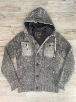 Fodrad stickad cardigan - Otroligt fet grå fodrad stickad cardigan. Passar perfekt nu till slutet av vintern och våren. Priset kan såklart diskuteras!