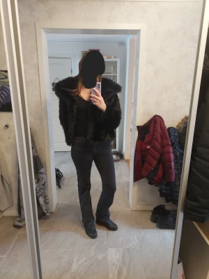 Pälsjacka  - Svart fluffig jacka! Endast prövad! Kostade 1200 kr! Kan tänka mig lägre pris även. Storlek s/m