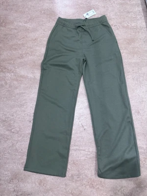 Byxor  - Ett par militärgröna byxor i stl 160 barnstorlek. Helt nya säljs för 100 kr.