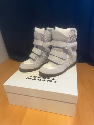 Isabel marant sneakers - Kom jättegärna med frågor, kvitto finns 💕💕. Perfekta nu till våren och sommaren