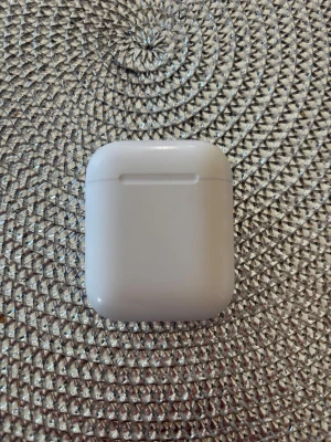 Apple AirPods v - Säljer mina AirPods, vet inte vilken generation men antar att det är en ganska tidig modell. Dom är använda ganska mycket och det är lite smuts som ej går bort, även efter rengöring. Dom har några defekter och ljudet är sådär bra. Original förpackning finns också om man vill ha med 💞