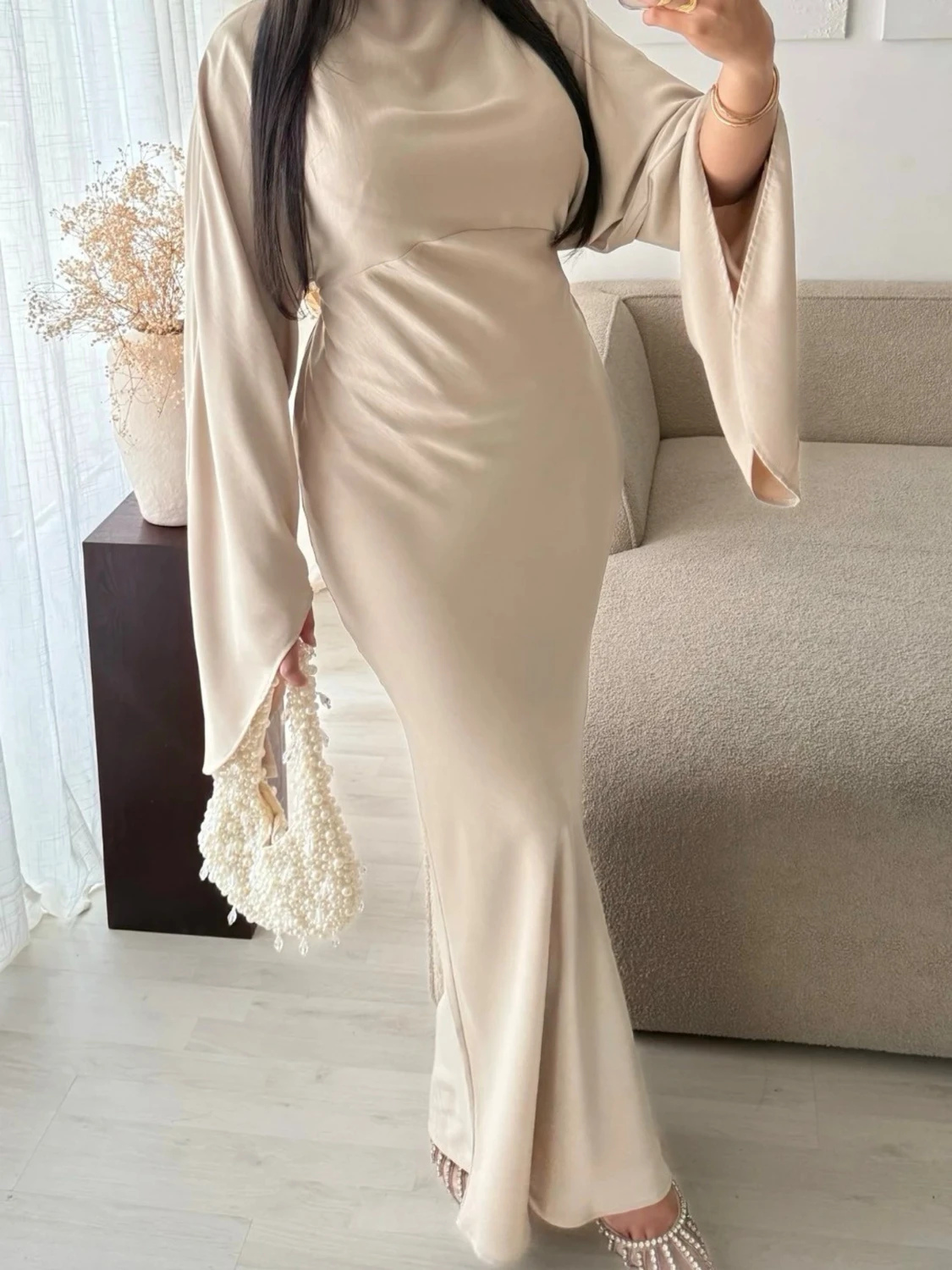 Beige långklänning med vida ärmar - 2