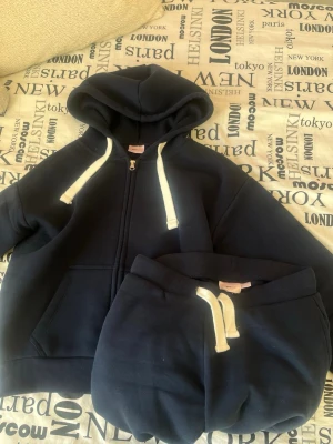 Mörkblått mjukisset från Gina tricot. - Ett mörkblå mjukis sett köpt från Gina tricot, jag köpte den i helgen men märkte sedan att stl S är för kort för mig så jag säljer det här settet med ingen användning! Helt ny.