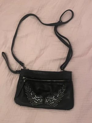 Svart Axelremsväska  - Jättesöt liten väska som jag köpt second hand men endast använt vid ett tillfälle 💕💕