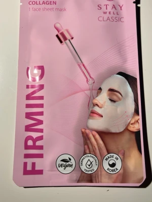 Collagen sheet mask från Stay Well - Collagen 1 face sheet mask från Stay Well Classic. Masken är rosa och kommer i en platt förpackning med droppdesign. Vegansk och dermatologiskt testad, tillverkad i Korea. Ger en uppstramande effekt.