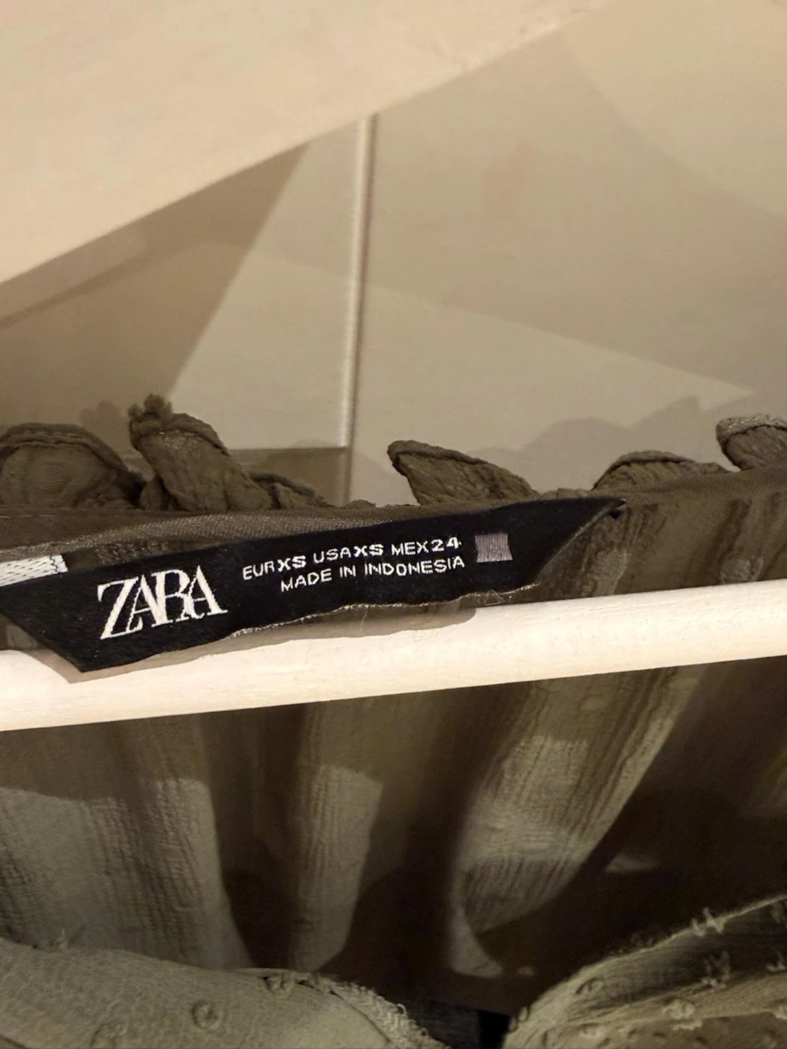 Olivgrön blus med struktur från ZARA - 1