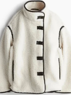 Teddy jacka  - Eftertraktad jacka från H&M! Endast använd denna hösten därav inga defekter och i super bra skick❣️❣️Skriv för frågor