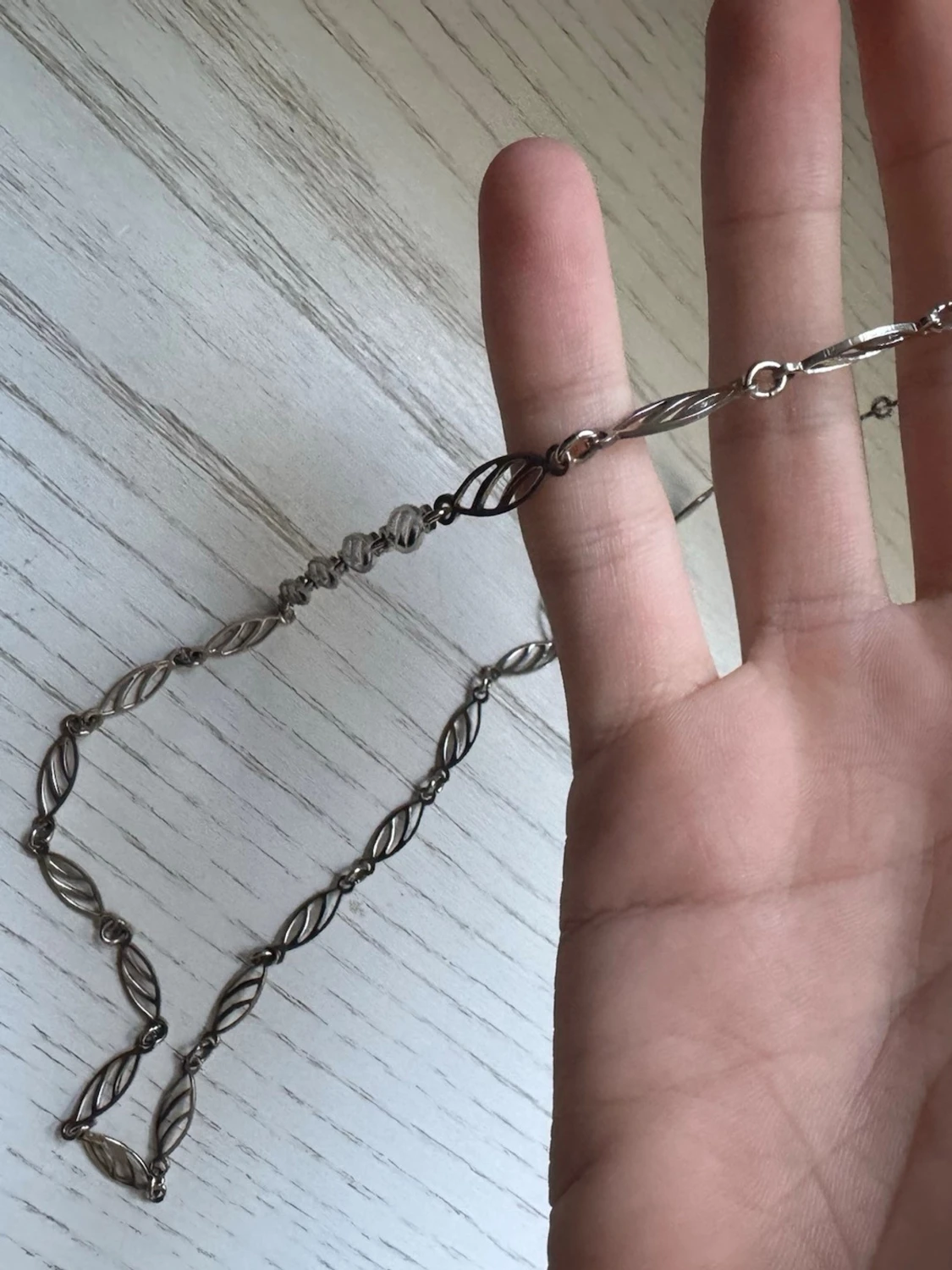 Snyggt silverfärgat halsband med tvinnad design - 2