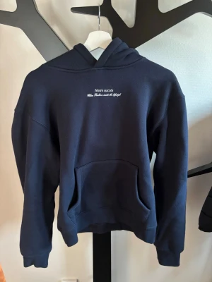 Hoodie notre succés  - Snygg marinblå hoodie, 