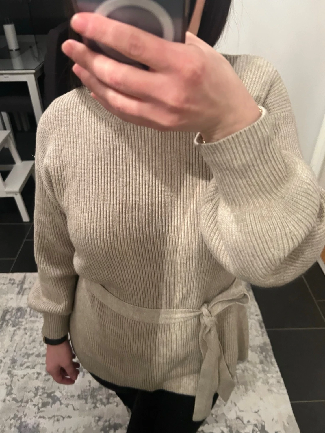 Beige stickad tröja med knytskärp - 2