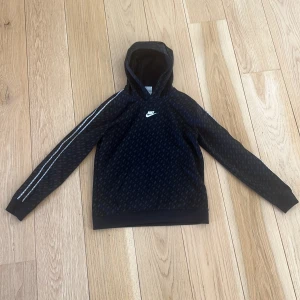 Nike hoodie - svart - Hej, säljer en svart Nike huvtröja. Tröjan är 158-170cm eller Xl i barn storlekar, vilket mitsvarar Xs i vuxen storlekar.   Hör gärna av er med frågor.