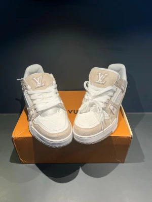 Louis Vuitton vita och beige sneakers - Louis Vuitton sneakers – Beige – Storlek 44  Säljer ett par stilrena sneakers i beige färg med Louis Vuitton design. Väldigt snygga och passar till nästan alla outfits. Perfekta till både vardag och streetwear.  • Storlek: 44   • Färg: Beige   • Box ✅ • Bekväma och stilrena  2000 kr (kan diskuteras vid snabb affär). Kan även köpas tillsammans med Jordans 4 för 2500 kr det vill säga 1250 per par skor.  Hör gärna av dig om du vill ha fler bilder eller mer information!