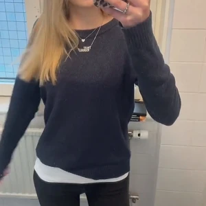 Mörkblå stickad tröja VILA - Säljer denna fina mörkblå stickade tröjan från VILA då den inte kommer till användning💕Pris går att diskutera!Skriv för fler bilder!