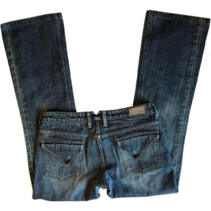 Vintage lowwaist flare jeans, Lee, y2k/ cyber/ alt/ 2000tal/ 00tal/ 2000s/ 00s/ 70s/ 70tal - Unika blåa jeans från Lee! 100% bomull (Obs finns en liten fläck på ena benet, se bilder), Midjemått 80,5cm, Grenhöjd 20cm, Innerbenslängd 79cm, Benvidd (längst ner) 22cm rakt över 