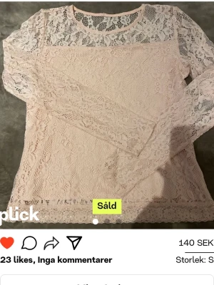 Ljusrosa spetsblus med lång ärm - Söt ljusrosa blus i spets med långärmad design och rund halsringning. Blusen är genombruten med fina spetsdetaljer och har en feminin och romantisk känsla. Perfekt att styla med jeans eller kjol för en trendig look. Har köpt denna på plick. 