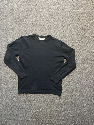 Mörkblå stickad tröja  - Hej! Säljer denna enkela och stilrena blå stickad tröja från HM | storlek 158-164 | modellen är 168 så passar bättre om man är lite längre | bra skick utan deffekter | Kom privat för mer info | pris kan diskuteras 🤝