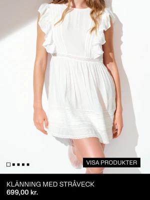 Vit kort klänning  - Denna fina klänning som jag nyligen köpt men aldrig använt, pga inte riktig min stil. Perfekt för studenter och skolavslutningar. Nypris 700 säljer för mycket mindre