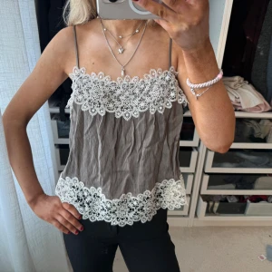 Spets topp zara - Trendig och populär topp från Zara, spetstopp / festtopp. Beige/grå strl s
