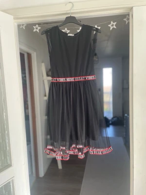 Snygg svart klänning - Snygg svart klänning från Girls i storlek 164. Är i väldigt bra skick. Kontakta mig om du har några frågor 💞