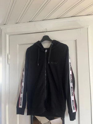 Moschino underwear hoodie  - Moschino underwear hoodie till salu. Nypris ca 3000 mitt pris 800. Storlek M. Garanterat äkta.