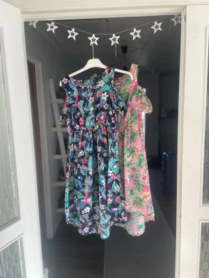 Två fina sommarklänningar - Två stycken fina sommarklänningar i olika färger. Är från Y.F.K i storlek 158-164, i väldigt bra skick. Kontakta mig om du har några frågor💞