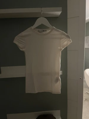 Tajt T-shirt  - Tajt vit T-shirt från lager157 i storlek xs! 
