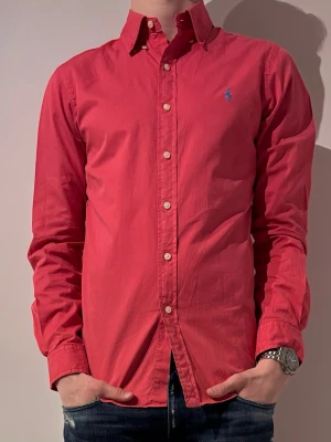 Röd skjorta från Ralph Lauren - S modellen är 180 och väger 70💯✌️ hör av er vid minsta fråga eller fundering😊✌️inga defekter