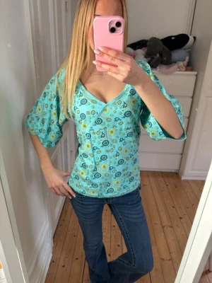 Turkos topp - Supersöt omlottopp i turkost med mönster. Storlek M, helt ny med prislappen kvar💕