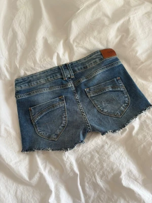 Blå jeansshorts från Pepe Jeans - Ett par jeansshorts från Pepe jeans! De är i storlek 164 i barn men ungefär xs💕 