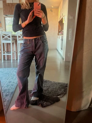 Mörkblåa raka jeans - Säljer ett par mörkblåa jeans från Pearson jeans. detta är hur jeansen på mig som brukar bära S/M/36 i jeans 