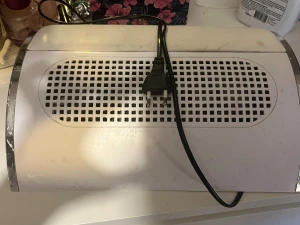 Dammuppsamlare  - Fullt fungerande skick!! Elektrisk dammsugare för naglar i vit plast med svart sladd och stickkontakt. Perfekt för att suga upp damm vid filning av naglar. Har ett rutnät på ovansidan för effektiv uppsamling. Passar för både hemmabruk och salong. Ingen damm påse fås med men går att köpa till lätt! 