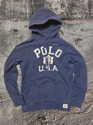 Polo Ralph Lauren hoodie - Tjena, säljer nu en snygg, unik hoodie ifrån märket Polo Ralph Lauren. Hoodien är i storleken M och är i ett bra skick. Tveka inte med och skriva ifall du har några frågor!