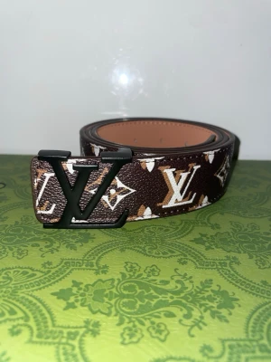 L-bälte - Helt nytt och snyggt bälte, 110 cm långt. Bra kvalitet och aldrig använt. Har du frågor? Dm gärna