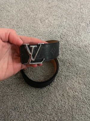 Svart L Bälte - Aldrig Använd ✔️, Storlek: 110cm ✔️, Skickas inom 1 dag 🚀, Kontakta gärna för mer info ☺️