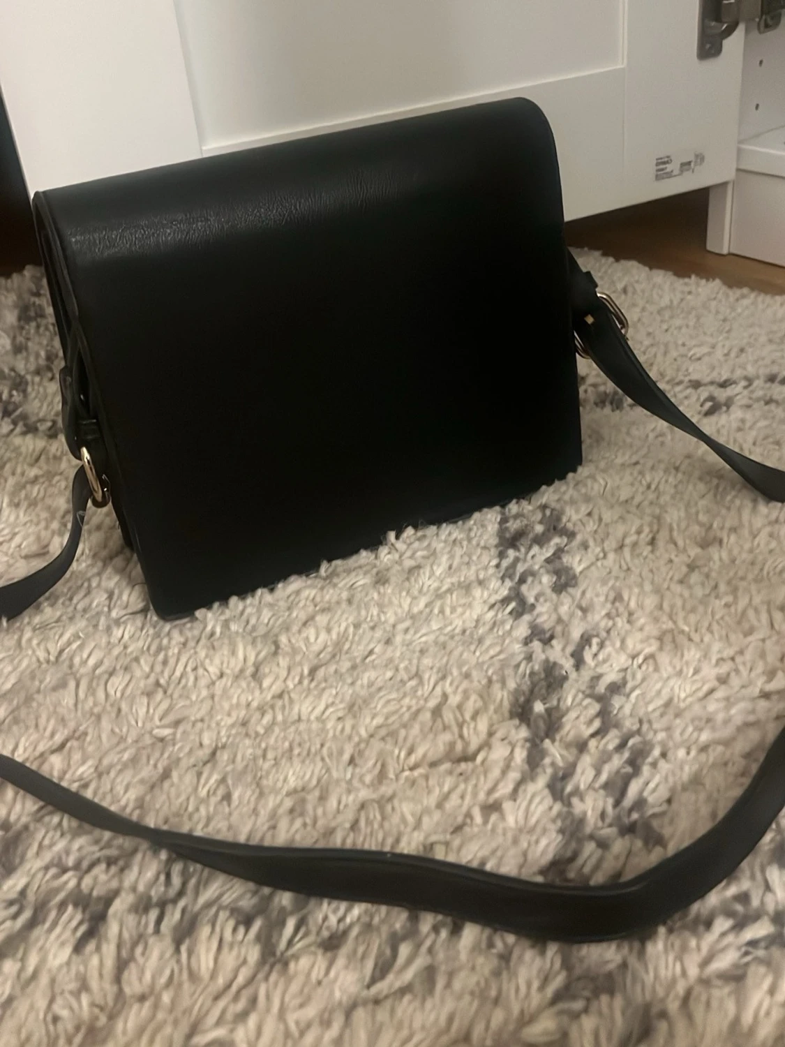 Svart axelväska med gulddetalj - 2