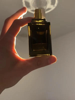 Tom Ford Tobacco Vanille parfym 50 ml  - Tom Ford Tobacco Vanille Eau de Parfum i en lyxig mörkbrun glasflaska med guldfärgad etikett och lock. Flaskan har en elegant, fyrkantig form och rymmer 50 ml. En ikonisk doft med inslag av tobak och vanilj. Använt bokstavligen 1 gång nypris 2300 mitt pris 1980