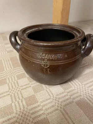 Höganäs kruka 1L - Säljer av mina Höganäs krukor . Har 5 st men alla ligger i varsin annons . Kan göra en annons för alla med lite rabatt . Men annonsen gäller den på första bilden