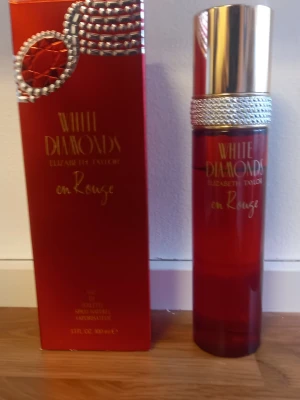 White Diamonds en Rouge parfym - Parfym från Elizabeth Taylor ✨️Inköpt 2025, se bild hur mycket använt 