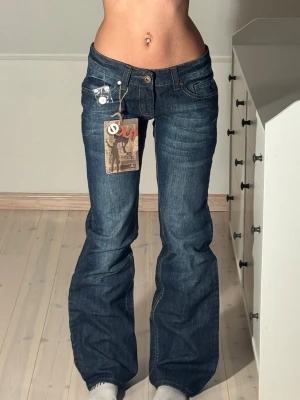 Low bootcut Jeans  - Nya med prislapp. Midjemått: 39cm. Innerbenslängd: 84cm. (Storlek 29.) Kolla in min profil, följ för fler plagg🙌